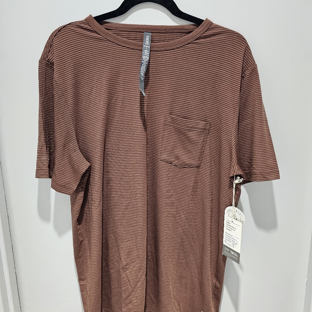 Vuori Large striped brown linear tech T